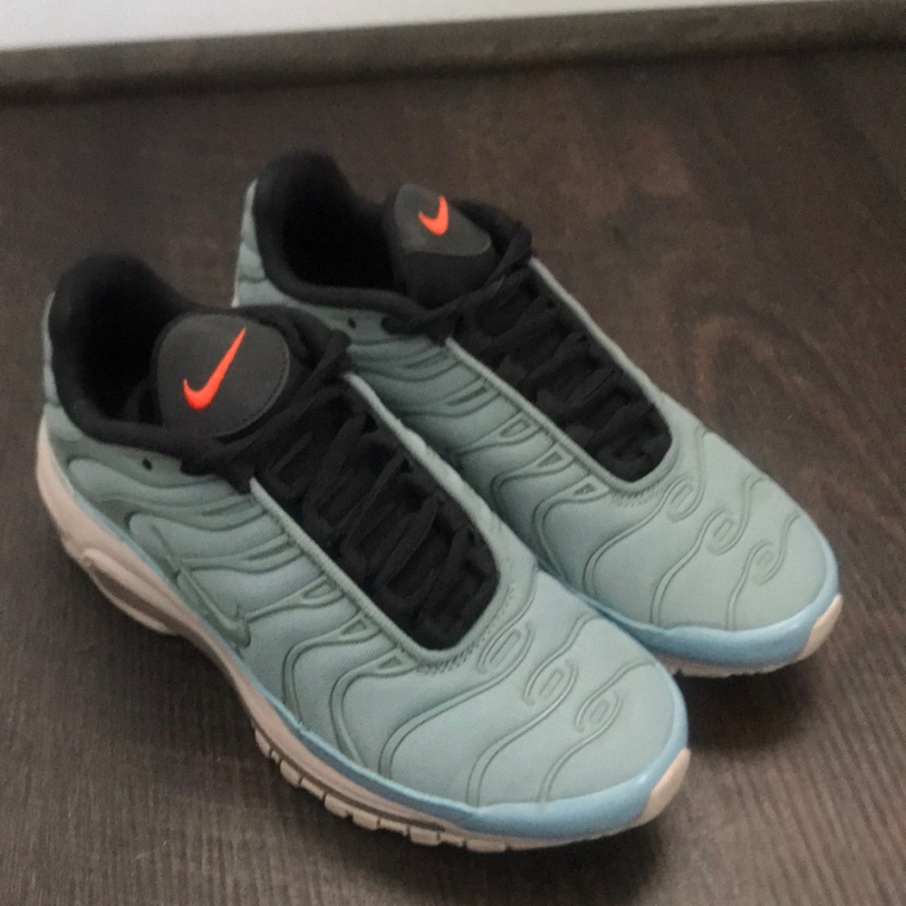 Nike Air Maxx. Lightly worn, no box.